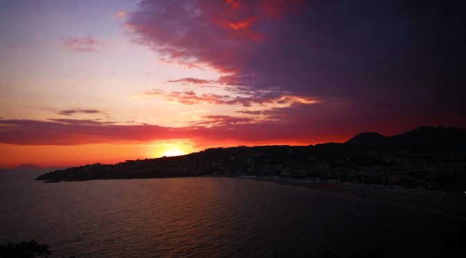 Alzò gli occhi al cielo